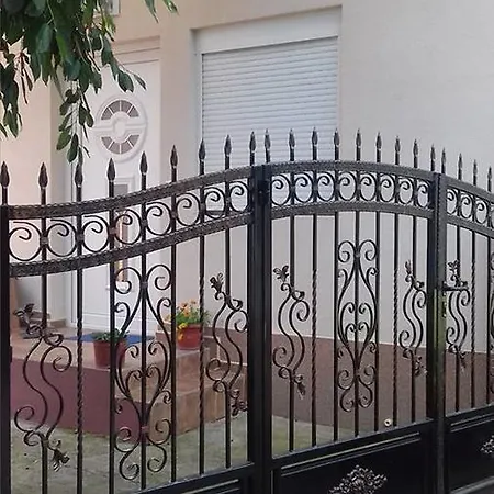 Antigona Apartment *
